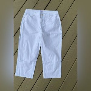 NWOT Denim & Co. - Woman’s white denim high rise Capri pants, Size: 16